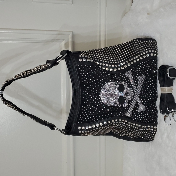 Black Skull and Crossbones Vegan Leather Handbag - Picture 2 of 3